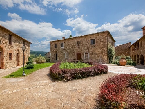 Rustic Tuscan Hamlet With Swimming Pool, Among the Chianti Vineyards