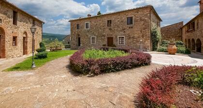 Rustic Tuscan Hamlet With Swimming Pool, Among the Chianti Vineyards