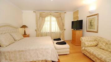 Villa | 5 bedrooms, individually furnished