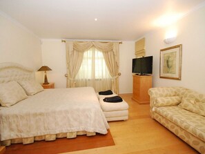 Villa | 5 bedrooms, individually furnished
