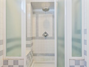 Villa | Bathroom - Poolside Leisure in Empoli Hideaway (Empoli)