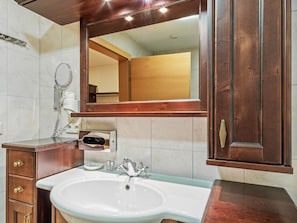 Bathtub, towels