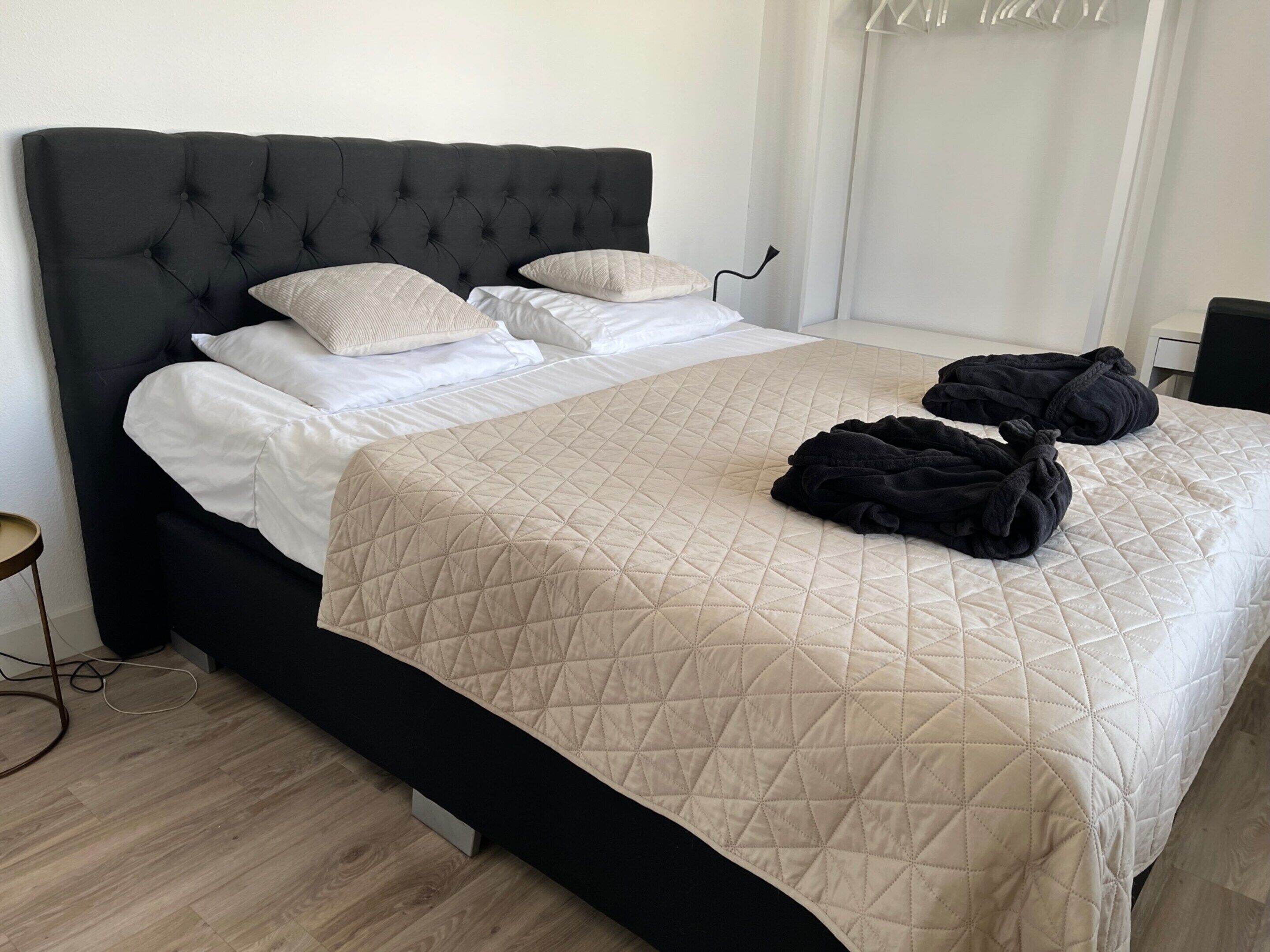 3 habitaciones, muebles diferentes y ropa de cama 