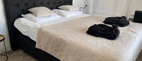 3 habitaciones, muebles diferentes y ropa de cama