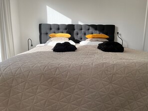 Nhà | 3 phòng ngủ, trang bị nội thất với thiết kế riêng biệt, bộ trải giường 