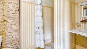 Shower, towels - Splendid Holiday Home in Dégagnac With Heated Swimming Pool and Jacuzzi (Degagnac)