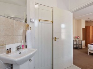 Apartment | Bathroom | Shower, towels