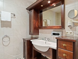 Bathtub, towels