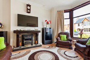 Apartment | Living room | Fireplace - Cushy Apartment in Blackpool near Sea (Blackpool)