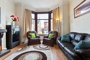 Apartment | Living room | Fireplace - Cushy Apartment in Blackpool near Sea (Blackpool)
