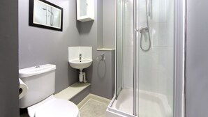 Shower, towels - Appealing Holiday Home in East Klibride near Heritage Park (Glasgow)