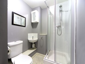 Shower, towels - Appealing Holiday Home in East Klibride near Heritage Park (Glasgow)