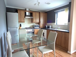 Fridge, microwave, oven, electric kettle - Appealing Holiday Home in East Klibride near Heritage Park (Glasgow)