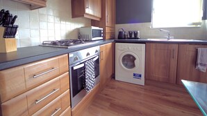 Fridge, microwave, oven, electric kettle - Appealing Holiday Home in East Klibride near Heritage Park (Glasgow)