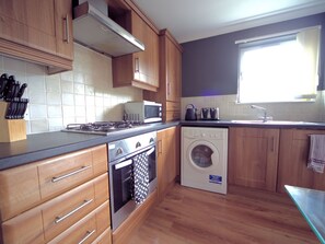 Fridge, microwave, oven, electric kettle - Appealing Holiday Home in East Klibride near Heritage Park (Glasgow)