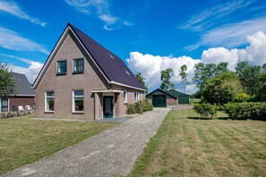 House | Exterior - Holiday Home in Langezwaag With Terrace (Langezwaag)