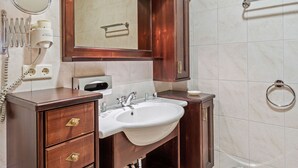 Bathtub, towels - Valley-view Apartment in Zwieselstein With Ski-storage (Soelden)