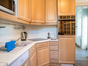 Wasserkocher mit Kaffee-/Teezubehör, Kühlschrank, Mikrowelle, Ofen