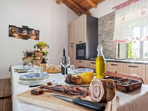 Cottage | Private kitchen - Belvilla by OYO Casa Otaiti (Maniace)