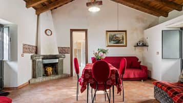 Cottage | Living area | Fireplace