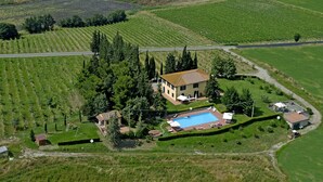 A villa with a swimming pool, surrounded by vineyards and a road. - Holiday Home in Orciatico With Pool & BBQ (Lajatico)