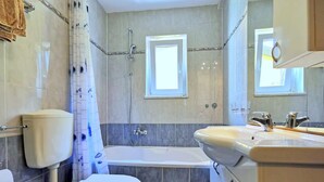 Ensemble baignoire-douche, séchoir à cheveux, serviettes fournies