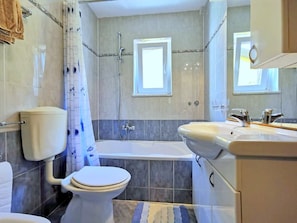 Combined shower/tub, hair dryer, towels