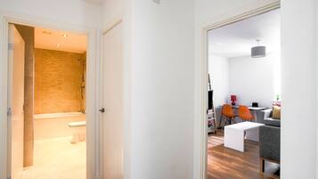 Combined shower/bathtub, towels