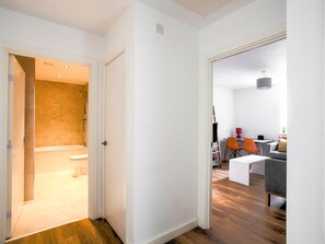 Combined shower/bathtub, towels - Charming Apartment in Manchester Near Trafford Bar Tram Stop (Manchester)