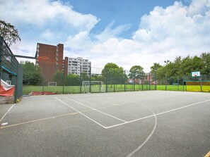 Sports court - Charming Apartment in Manchester Near Trafford Bar Tram Stop (Manchester)