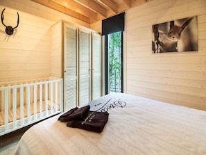 4 bedrooms, individually furnished - Idyllic Chalet in Biron with 2 Hot Tubs & Sauna (Erezee)