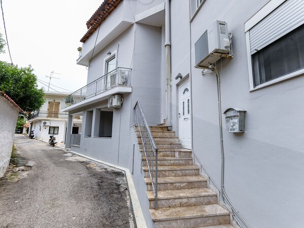 Exterior - Delightful Holiday Home in Tolo With Balcony (Nafplio)