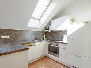 Wasserkocher mit Kaffee-/Teezubehör, Kühlschrank, Mikrowelle, Ofen