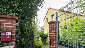 A gated entrance with a brick wall and a mailbox marked with a red '6'. - Lively Holiday Home in Wien With Private Garden (Vienna)