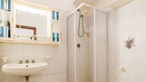 Shower, towels - Sea-view Holiday Home in Letojanni With Garden (Letojanni)
