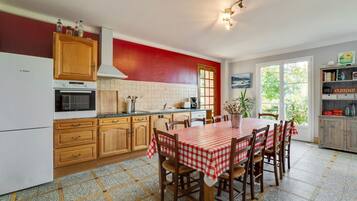 Fridge, microwave, dishwasher, coffee/tea maker