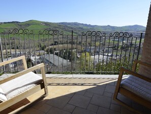 Balcony - Lavish Villa in Montescudo With Terrace (Montescudo)
