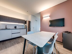 Fridge, dishwasher