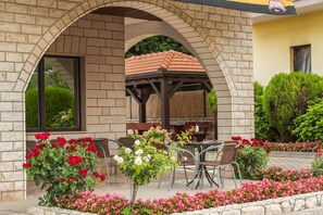 Apartment | Outdoor dining - Plush Apartment in Imotski near Blue & Red Lakes (Imotski)