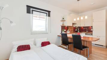 Apartment | 1 bedroom, bed sheets