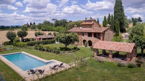 Une villa avec piscine, un espace extérieur aménagé et un jardin.