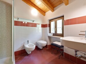 A bathroom with a bidet, toilet, and sink. - Fabulous Mansion in Pesina Spezie near Lake (Caprino Veronese)