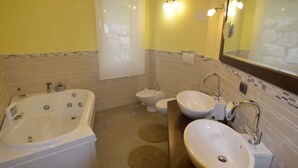 Shower, towels - Spacious Villa With Garden and Terrace in the Green Hinterland of Rimini (Montescudo)