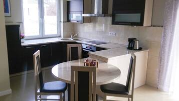 Bungalow | Private kitchen | Microwave, stovetop, cookware/dishes/utensils