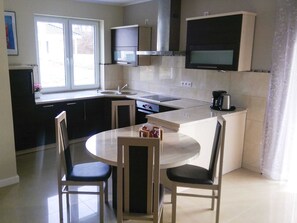 Bungalow | Private kitchen | Microwave, stovetop, cookware/dishes/utensils