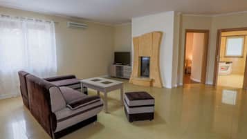 Bungalow | Living area | TV