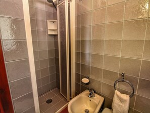 Shower, towels - Alluring Holiday Home With Swimming Pool, Garden, Terrace (Caprese Michelangelo)