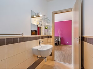 Shower, hair dryer, towels - Urban Apartment in Torre Melissa near Fox Bar (Melissa)