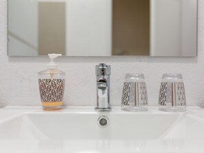Kombinasi shower/bathtub dan handuk