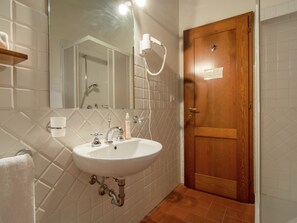 Combined shower/tub, hair dryer, towels - Luxurious Apartment in Casciana Terme With Barbecue (Casciana Terme Lari)